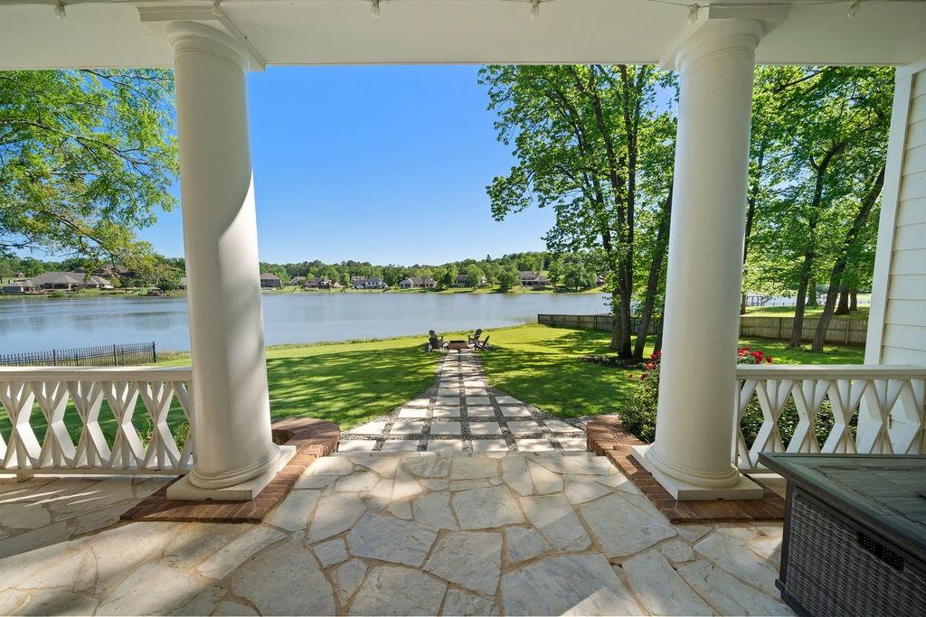 320 Hines Crossing Property Photo 2