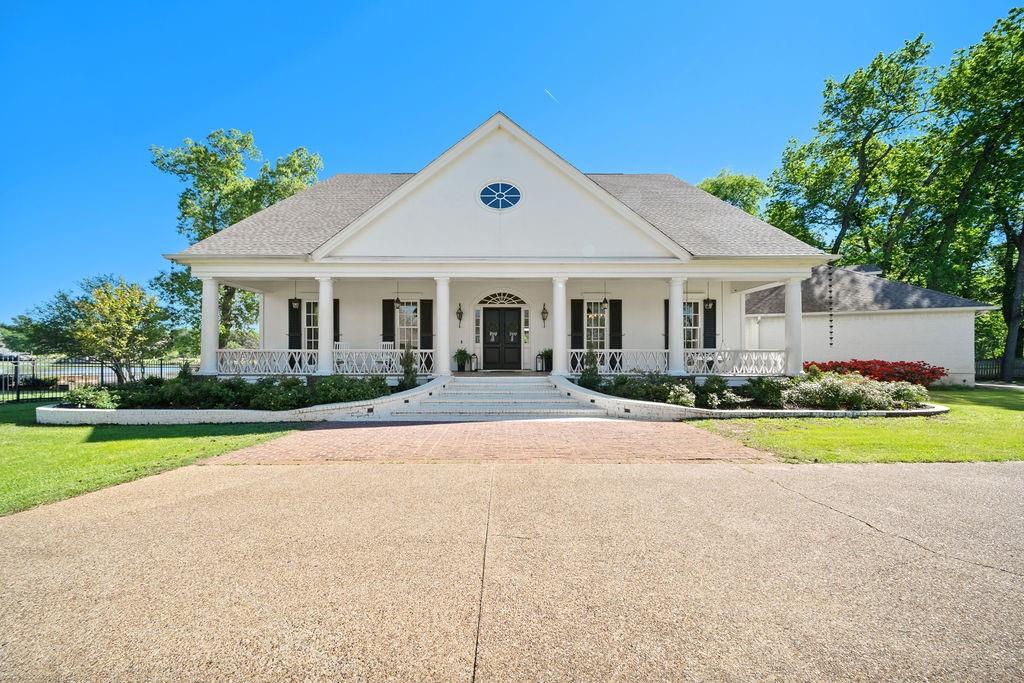 320 Hines Crossing Property Photo 5