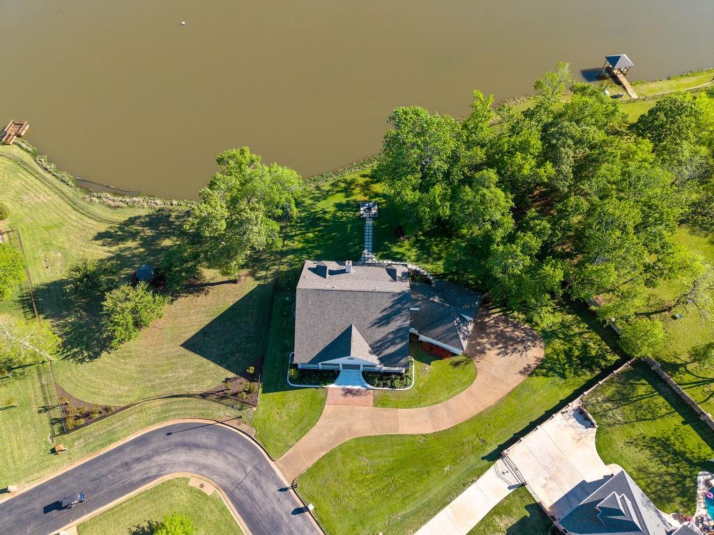 320 Hines Crossing Property Photo 6