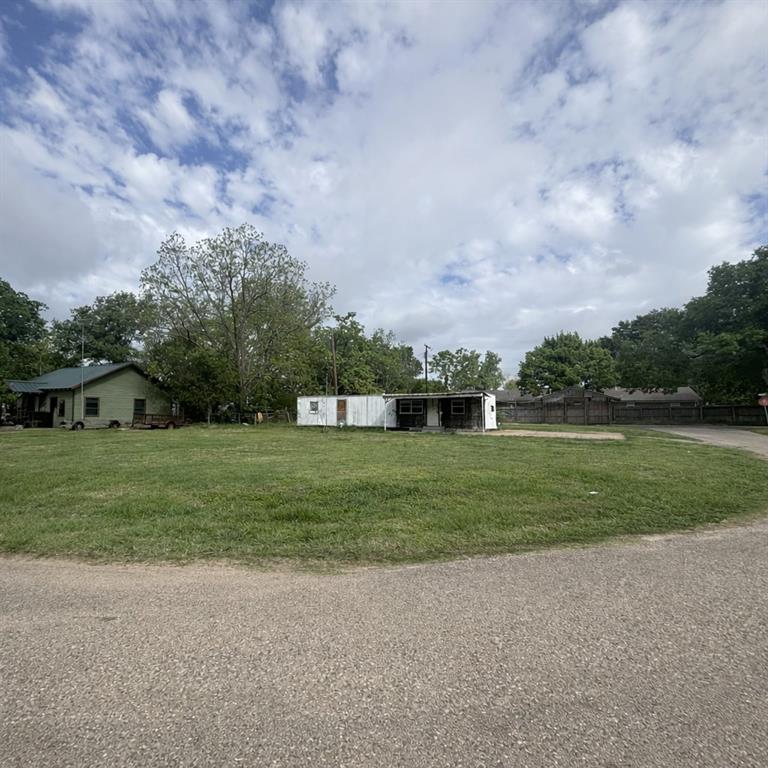 211 E Railroad St Street Property Photo 1