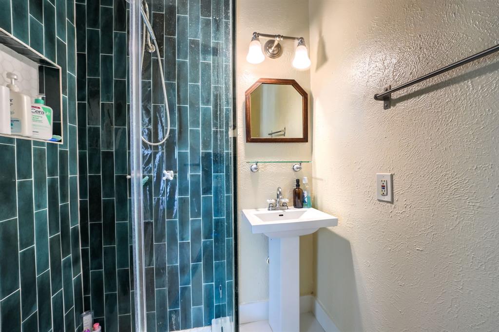 919 N Clinton Avenue Property Photo 16