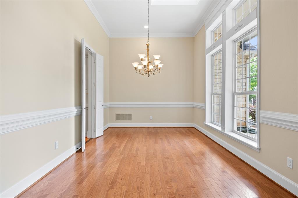 2202 Somerset Property Photo 6