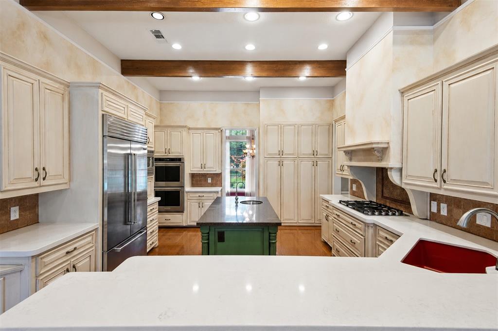 2202 Somerset Property Photo 8