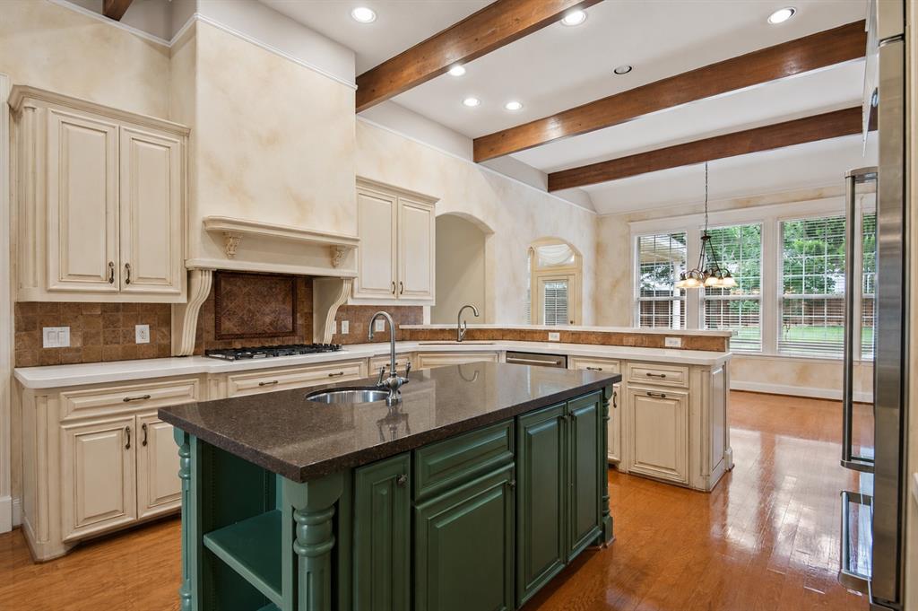 2202 Somerset Property Photo 9
