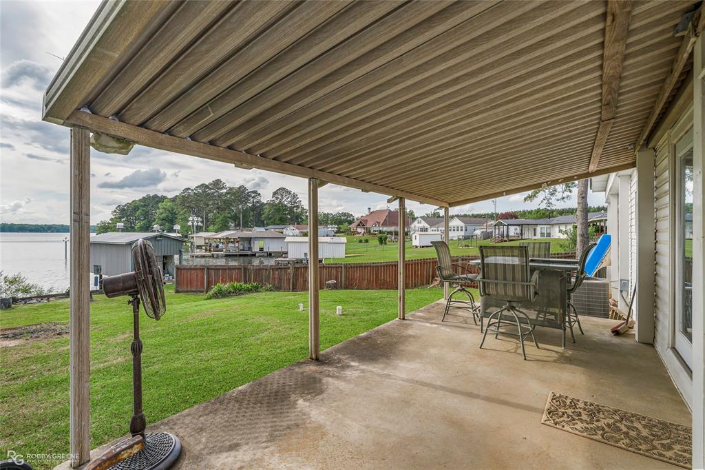 1589 Airport Loop Property Photo 7