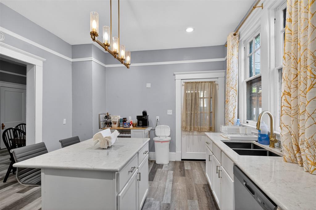 1038 College Street Property Photo 4