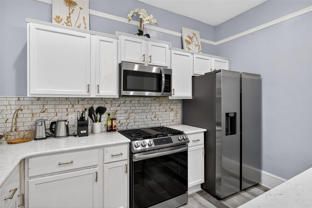1038 College Street Property Photo 6