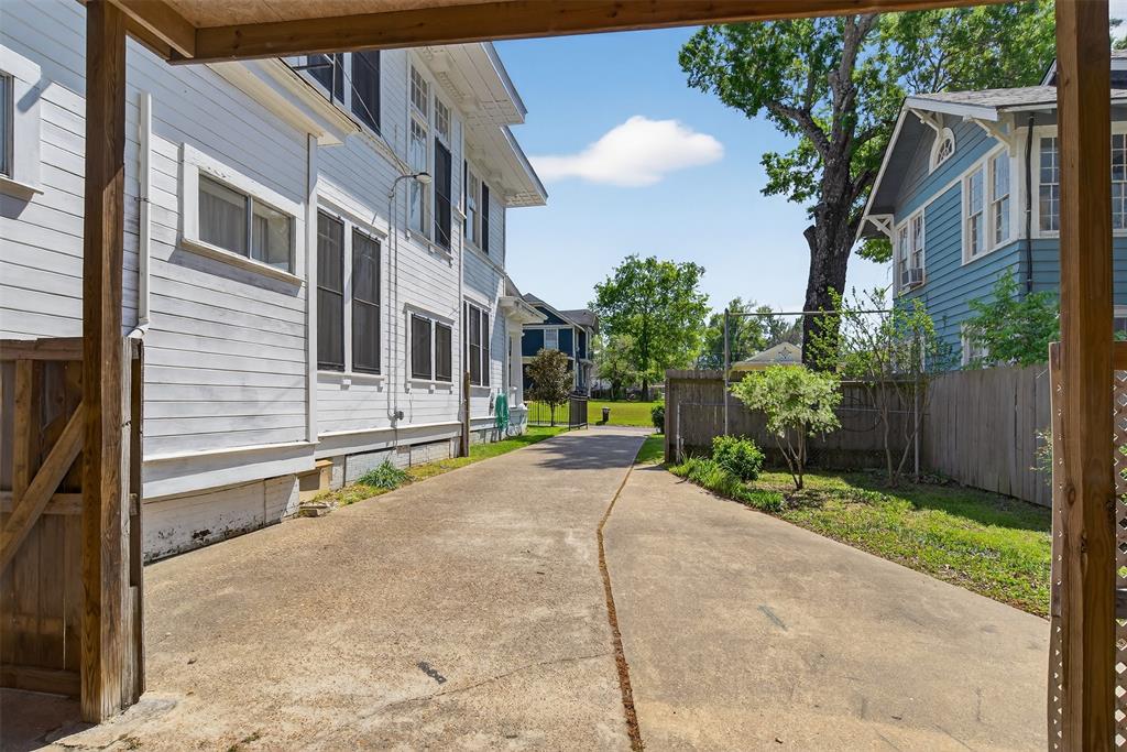 1038 College Street Property Photo 28