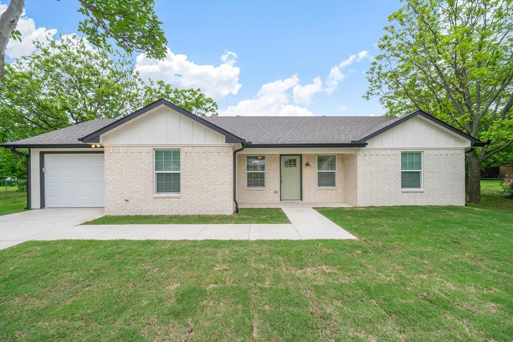 1015 W Park Drive Property Photo 1