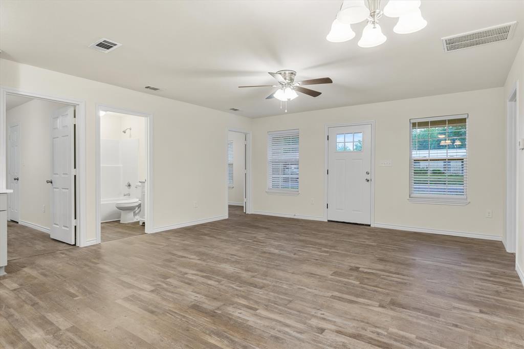1015 W Park Drive Property Photo 4
