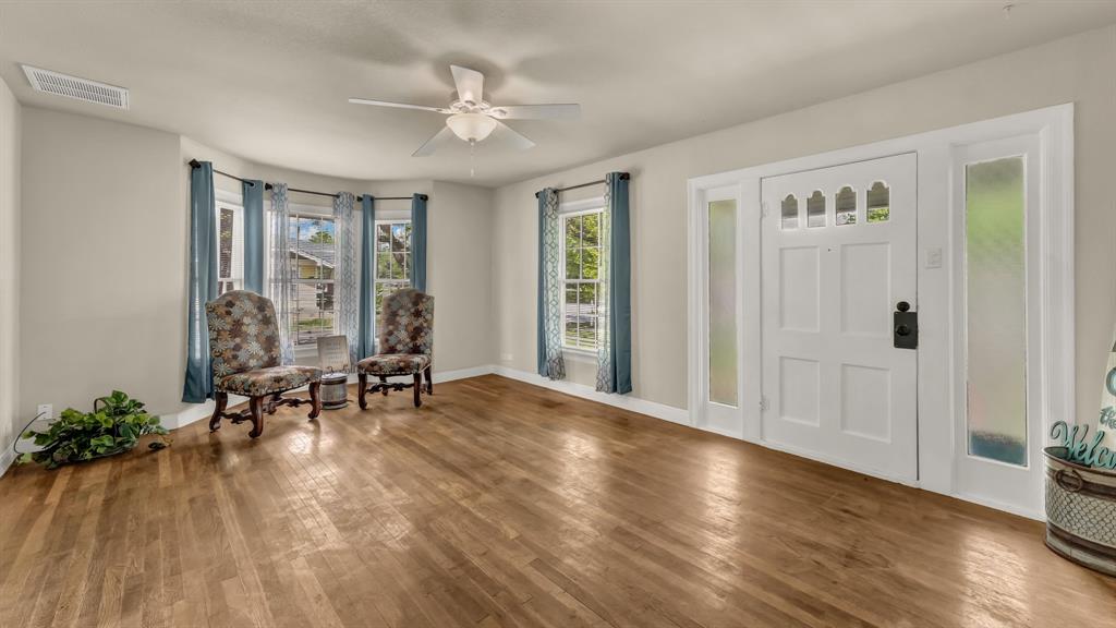 1715 N Oak Avenue Property Photo 3