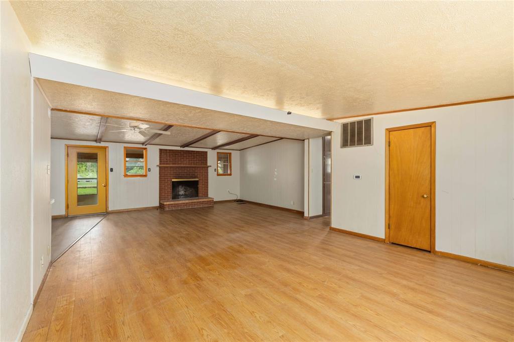 1025 S Us Highway 281 Property Photo 8