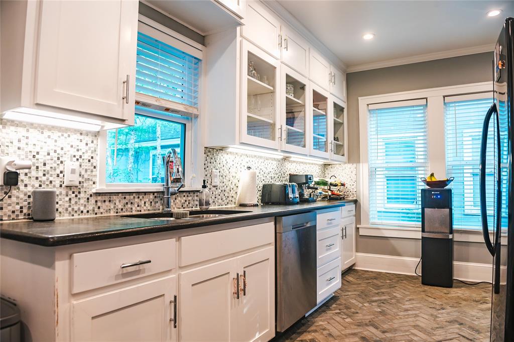 3467 Beverly Property Photo 6