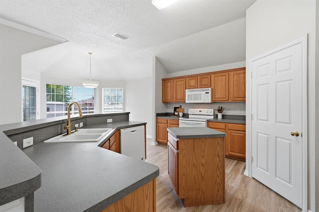 1121 Sw Hillside Drive Property Photo 6
