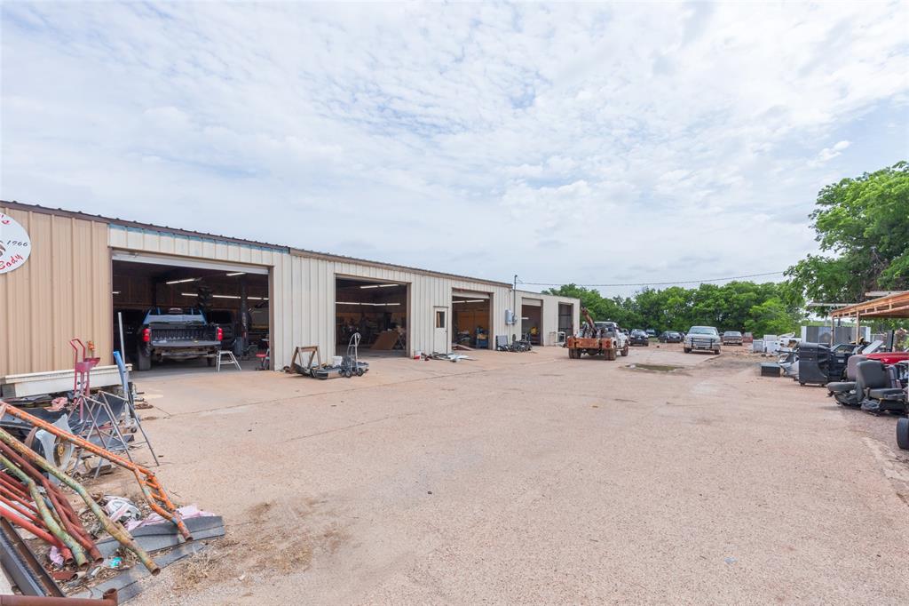 1007 S Avenue Property Photo 4