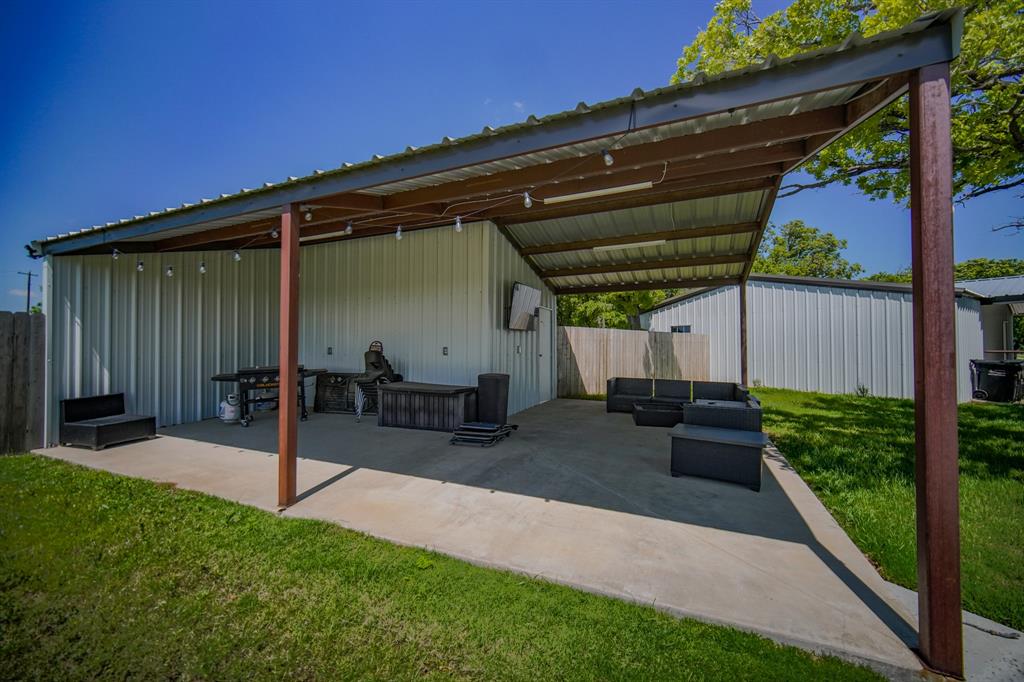 1201 Synterra Estates Loop Property Photo 3