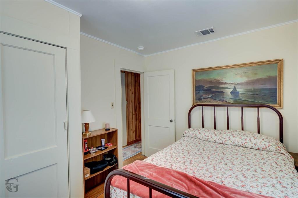 1366 United Gas Property Photo 5