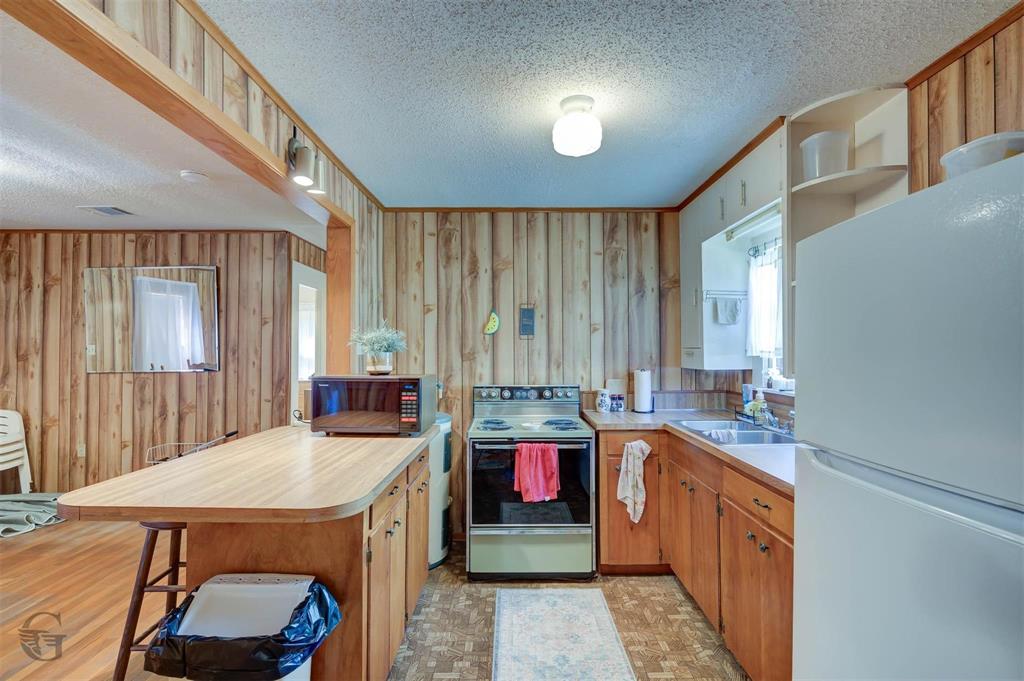 1366 United Gas Property Photo 10