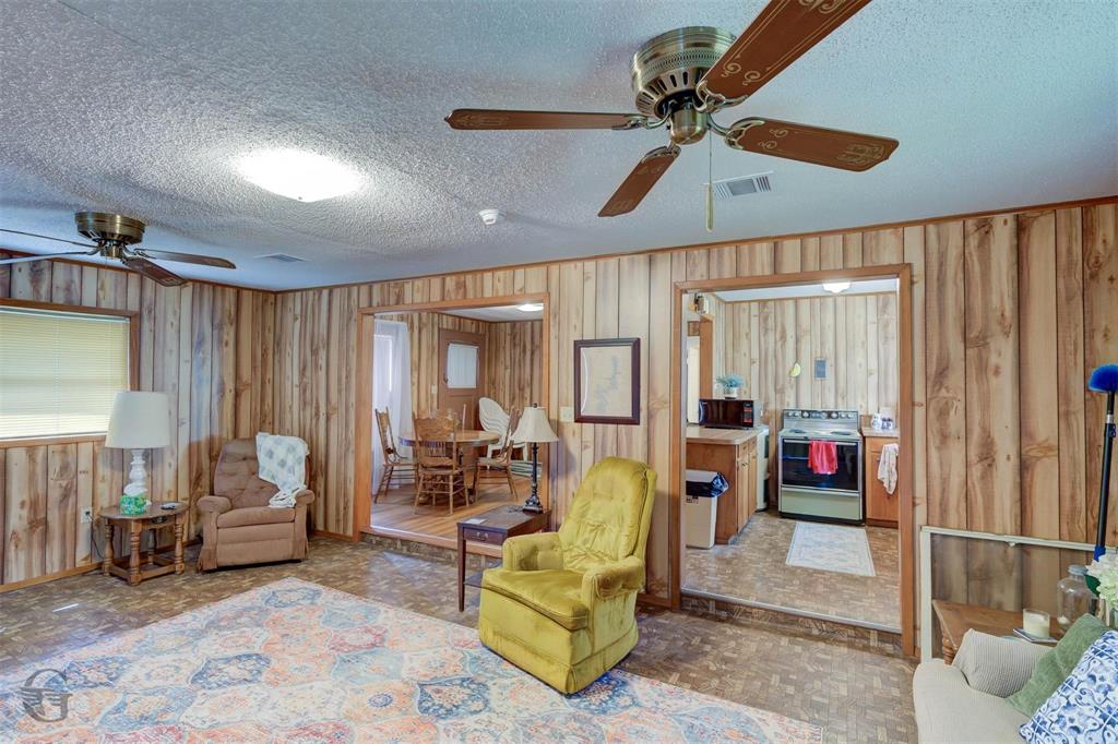 1366 United Gas Property Photo 12