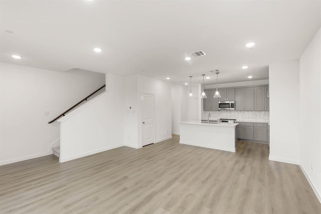 2306 Glacier Way Property Photo 9