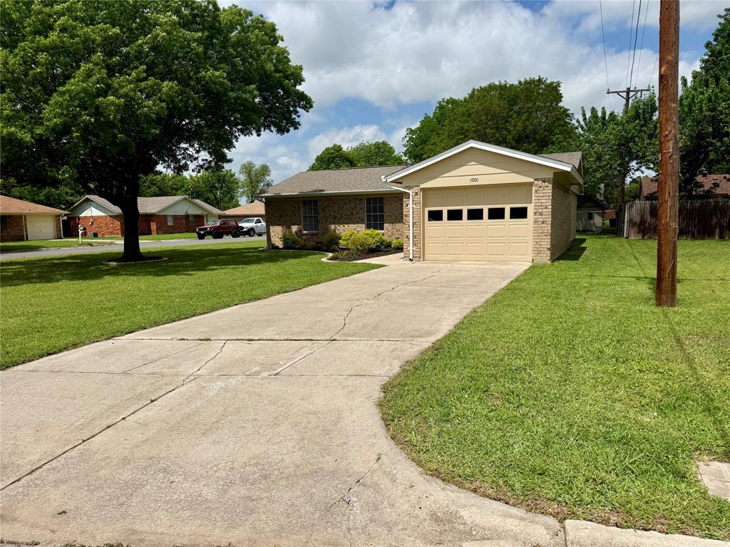 1001 Parkwood Court Property Photo 3