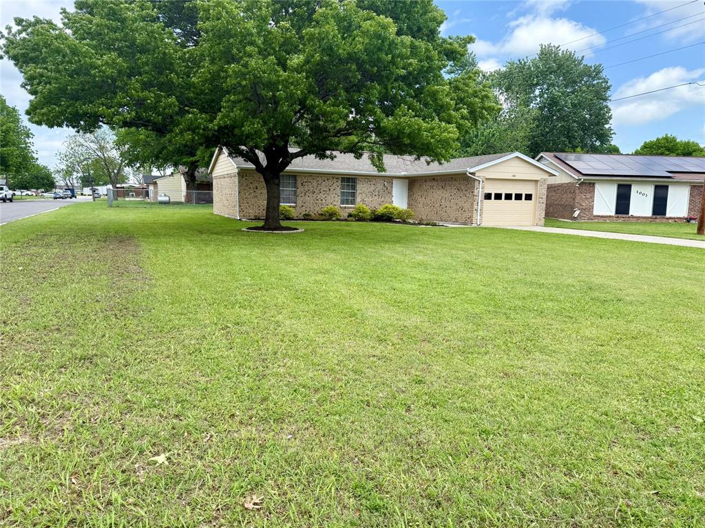 1001 Parkwood Court Property Photo 4