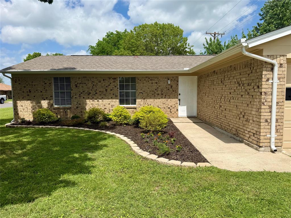 1001 Parkwood Court Property Photo 5