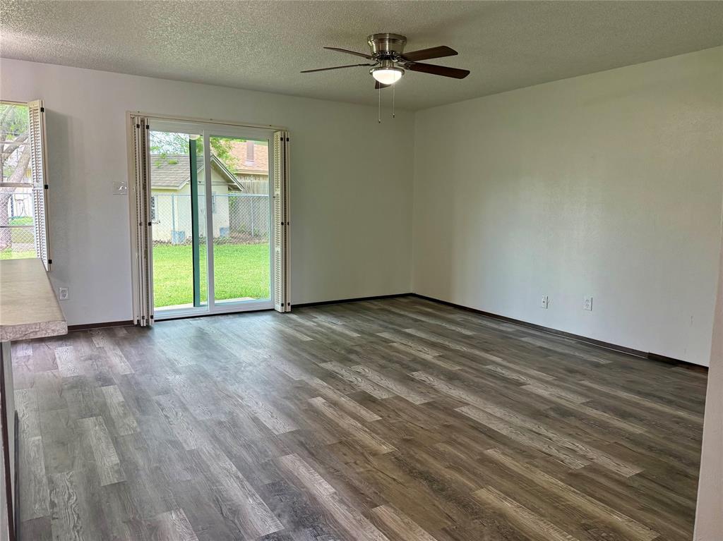 1001 Parkwood Court Property Photo 6