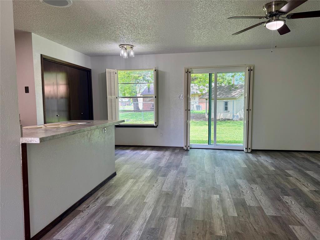 1001 Parkwood Court Property Photo 7