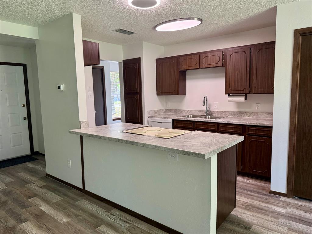 1001 Parkwood Court Property Photo 10