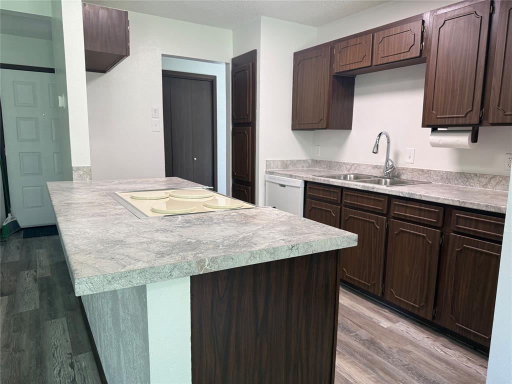 1001 Parkwood Court Property Photo 12