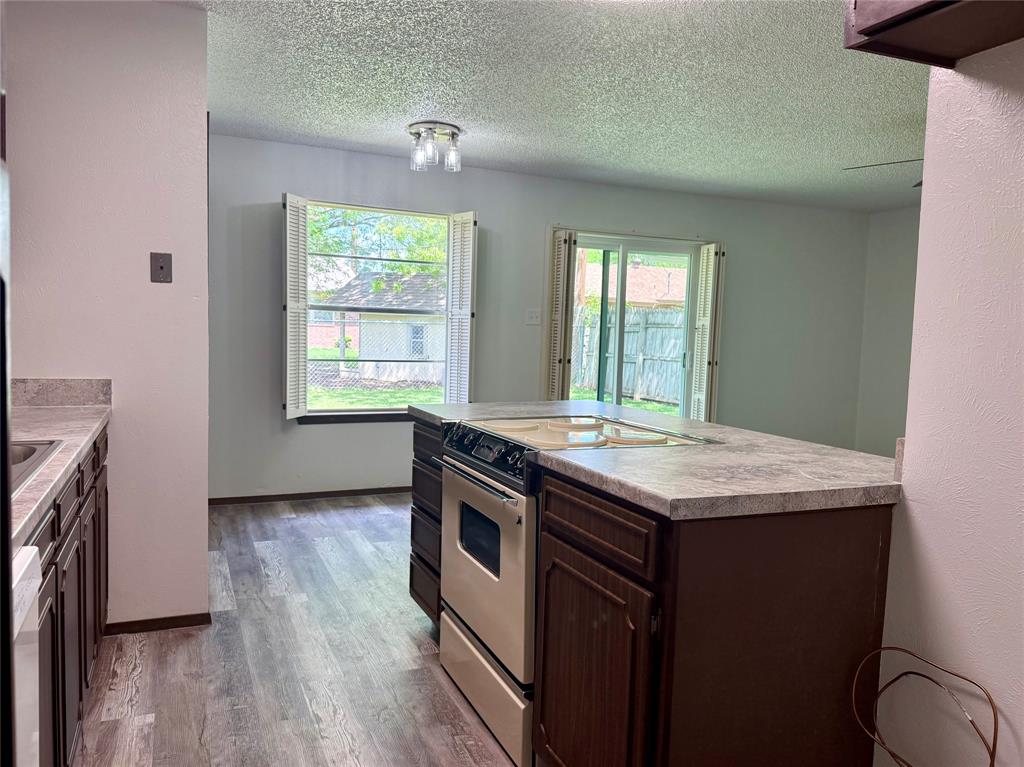 1001 Parkwood Court Property Photo 14