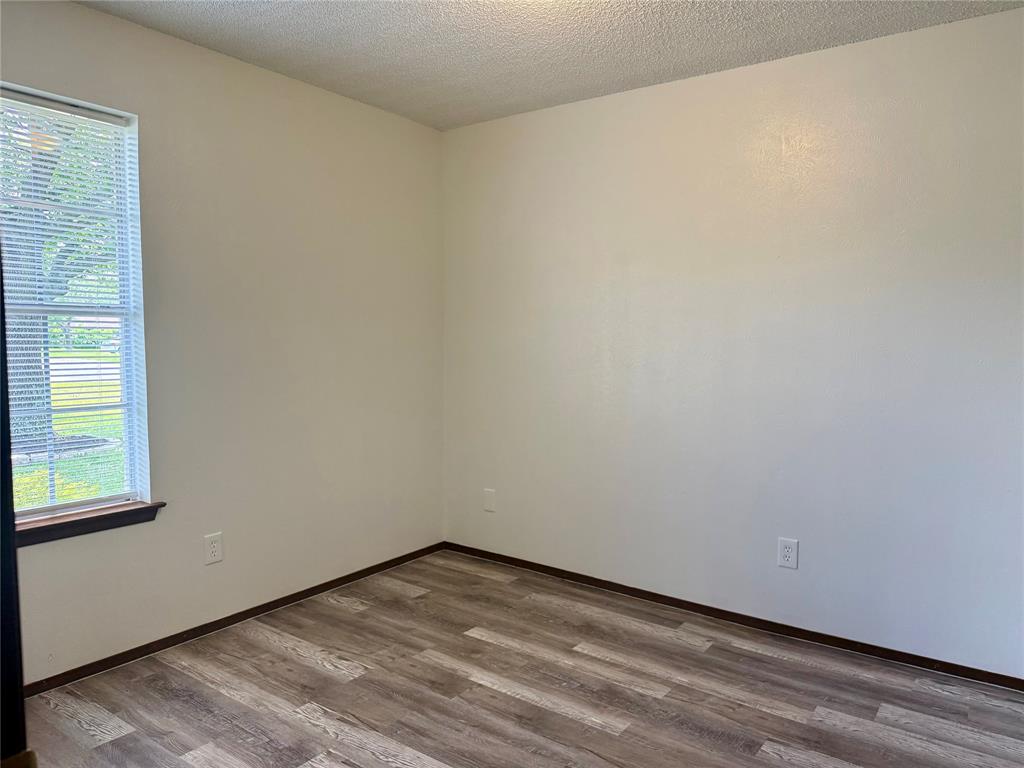 1001 Parkwood Court Property Photo 17