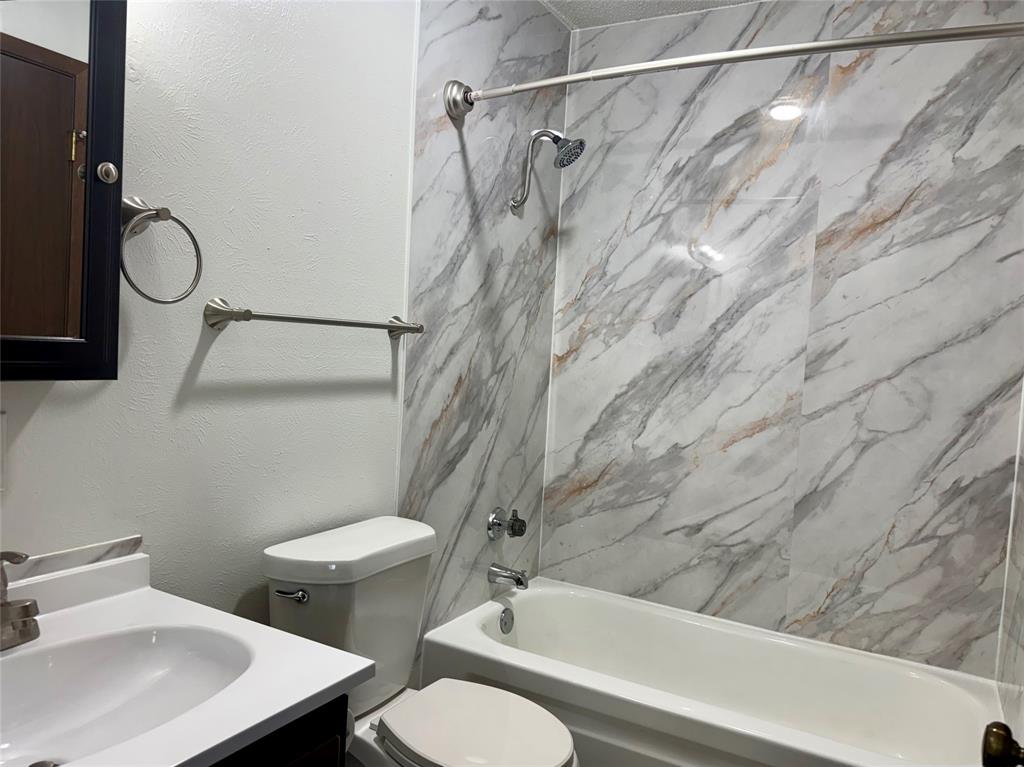 1001 Parkwood Court Property Photo 25