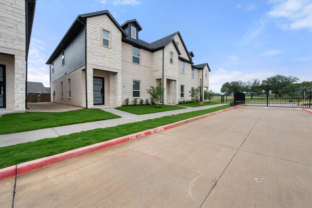 2333 Spring Park Boulevard Property Photo 4