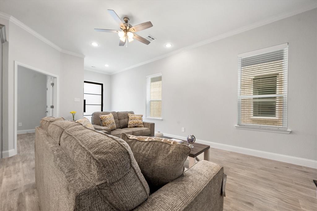 2333 Spring Park Boulevard Property Photo 9