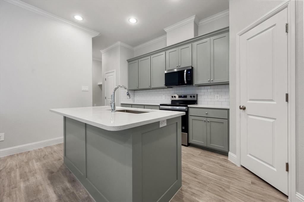 2333 Spring Park Boulevard Property Photo 17
