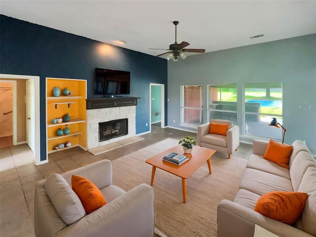 3661 Emo Street Property Photo 4