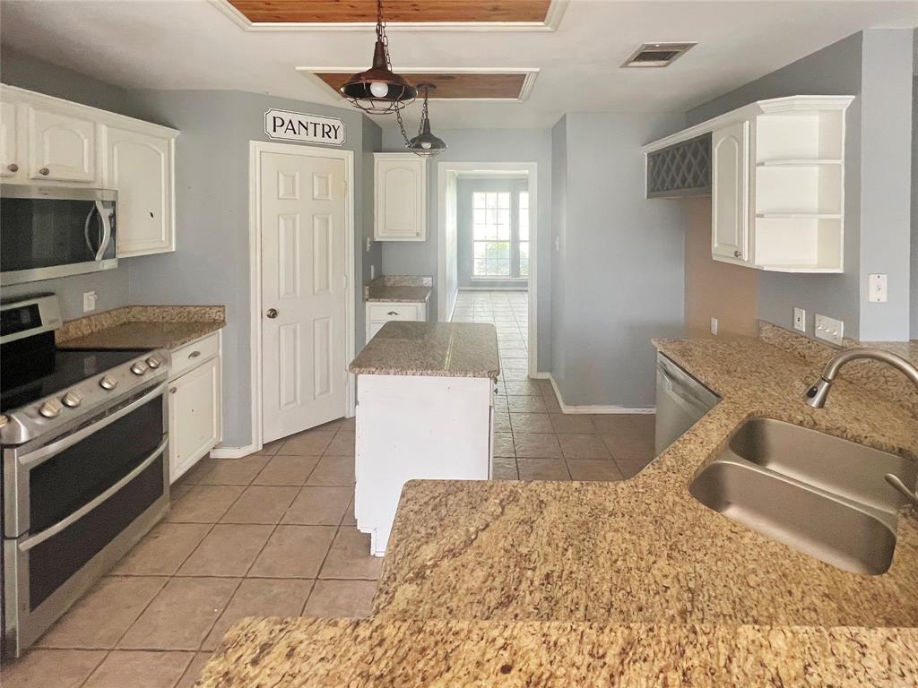3661 Emo Street Property Photo 5