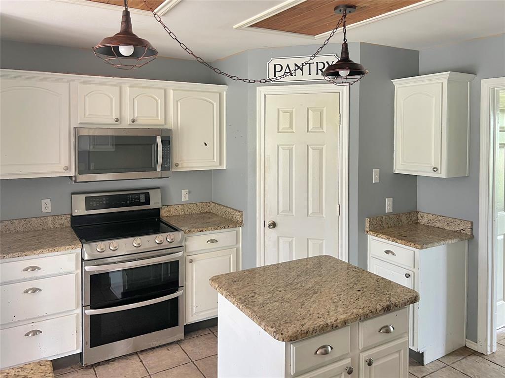 3661 Emo Street Property Photo 6