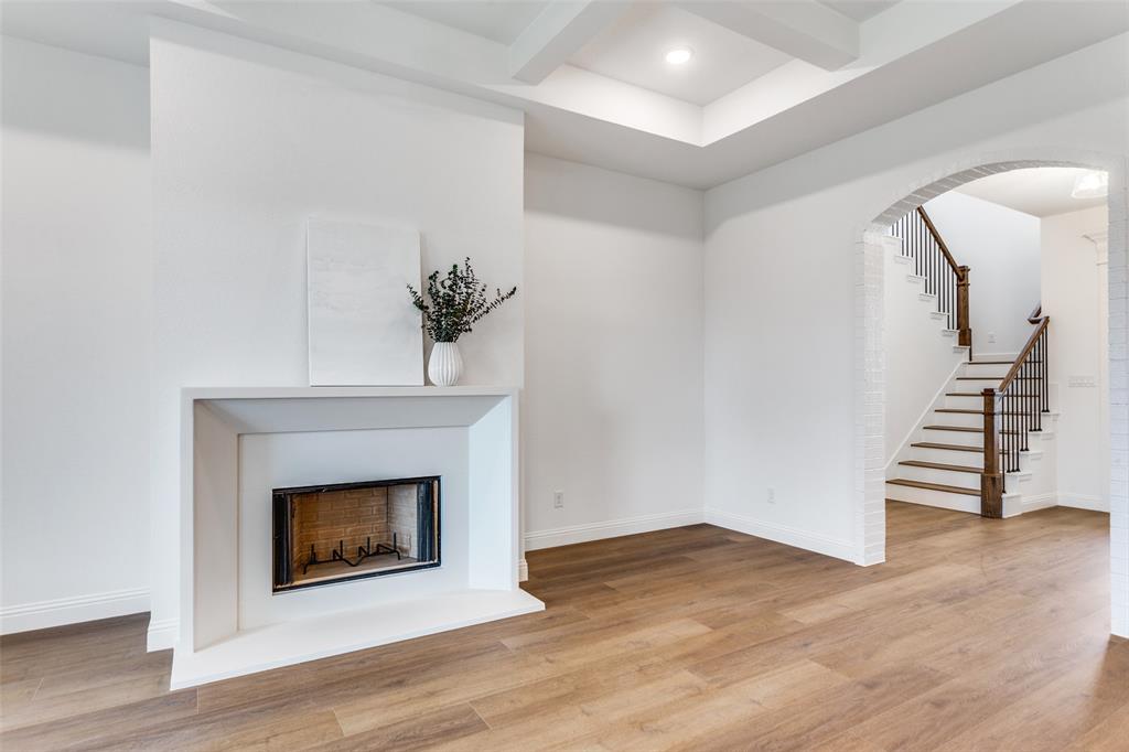 913 Triple Crown Court Property Photo 3