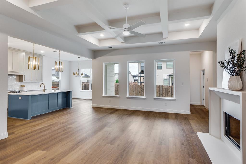 913 Triple Crown Court Property Photo 4