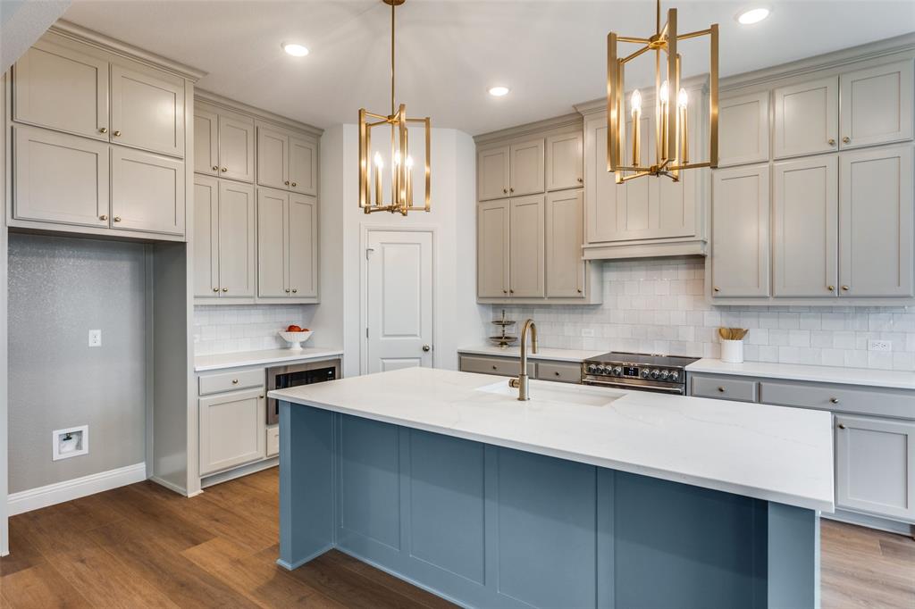 913 Triple Crown Court Property Photo 8