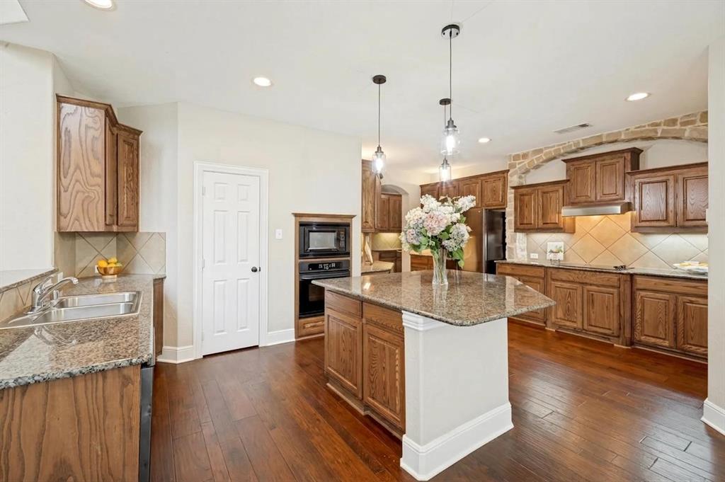 10172 Bowling Green Drive Property Photo 8
