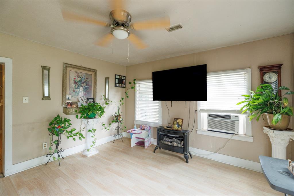 308 W 5th Street Property Photo 3