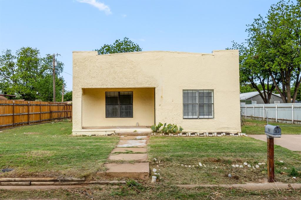 707 N River Street Property Photo 1