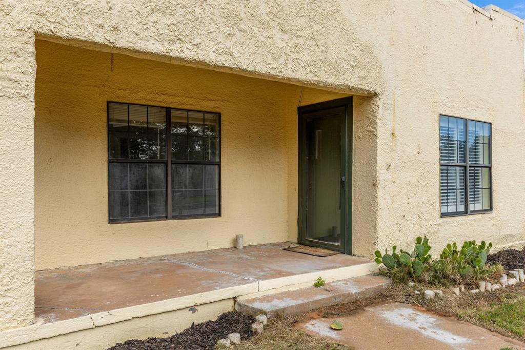 707 N River Street Property Photo 4