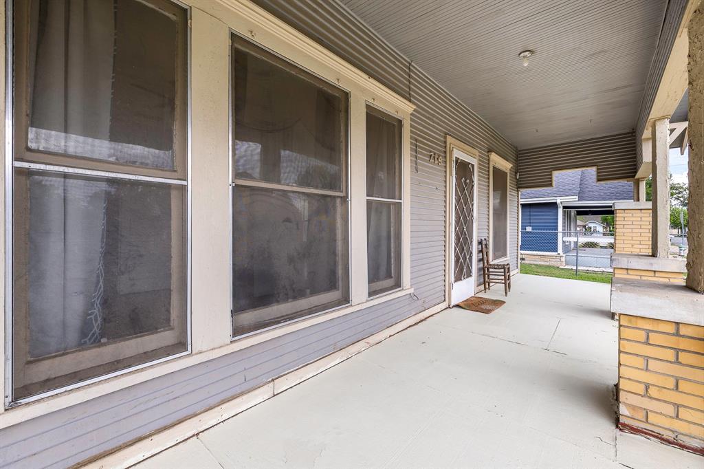 719 W Tarleton Street Property Photo 2