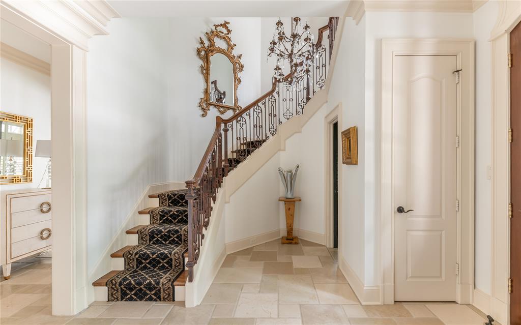 6907 Preston Glen Drive Property Photo 4