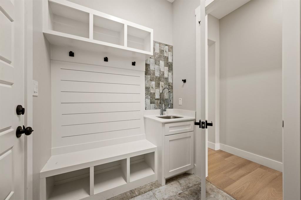 806 N Avenue E Property Photo 10
